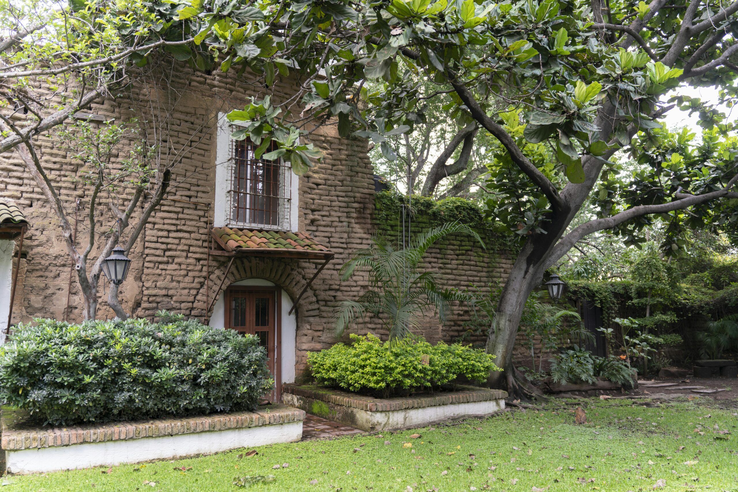 ¿Qué impuestos debo considerar al comprar o vender un inmueble?