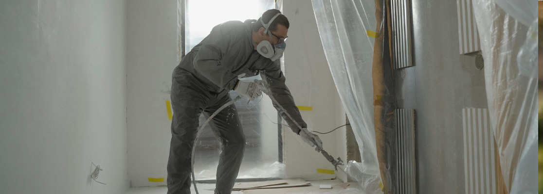 Hombre pintando su casa.jpg