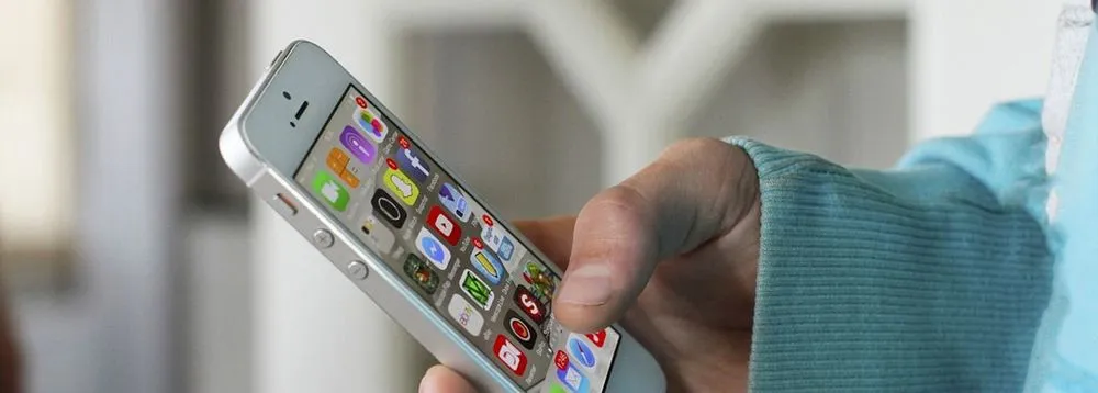 large_Celular_on_varias_apps_108675cb53_resultado.webp