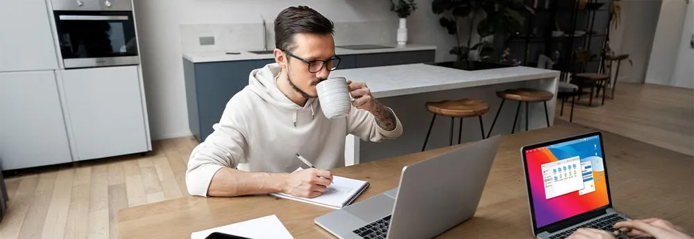 large_hombre_joven_haciendo_homeoffice_4b35bec80d_resultado.webp